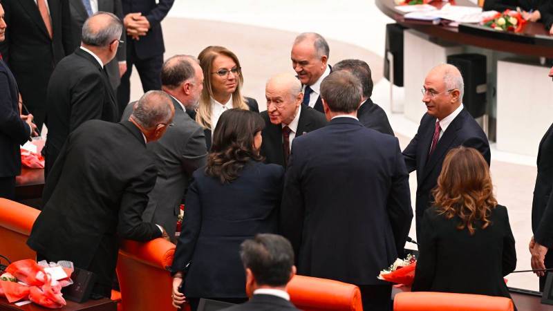 DEM Parti Eş Başkanı Bakırhan, Bahçeli’nin Meclis’te DEM Parti ile tokalaşmasını anlattı: Karşımda görünce şaşırdım